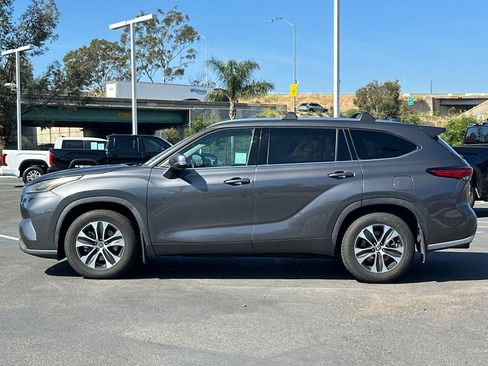Used 2021 Toyota Highlander XLE image 2