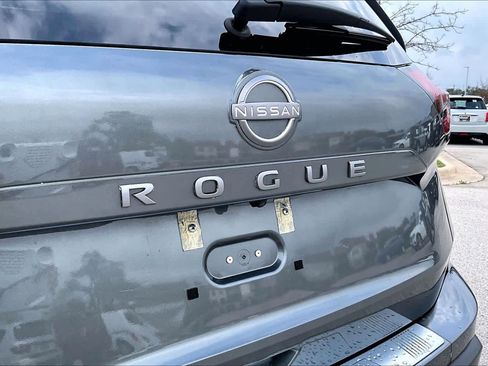 Used 2025 Nissan Rogue SV w/ SV Premium Package image 10