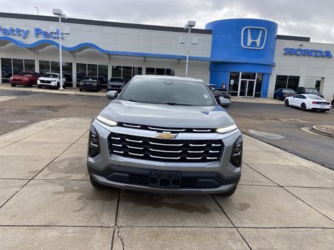 Used 2025 Chevrolet Equinox LT image 3