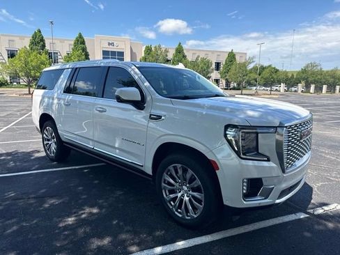 Used 2023 GMC Yukon XL Denali w/ Denali Reserve Package AWD/4WD image 3