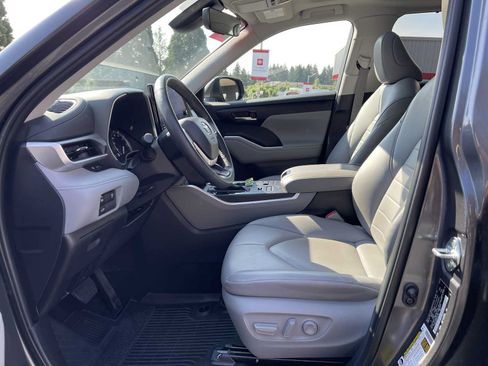 Certified 2024 Toyota Highlander XLE AWD/4WD image 12