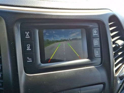 Used 2017 Jeep Cherokee Latitude AWD/4WD image 17