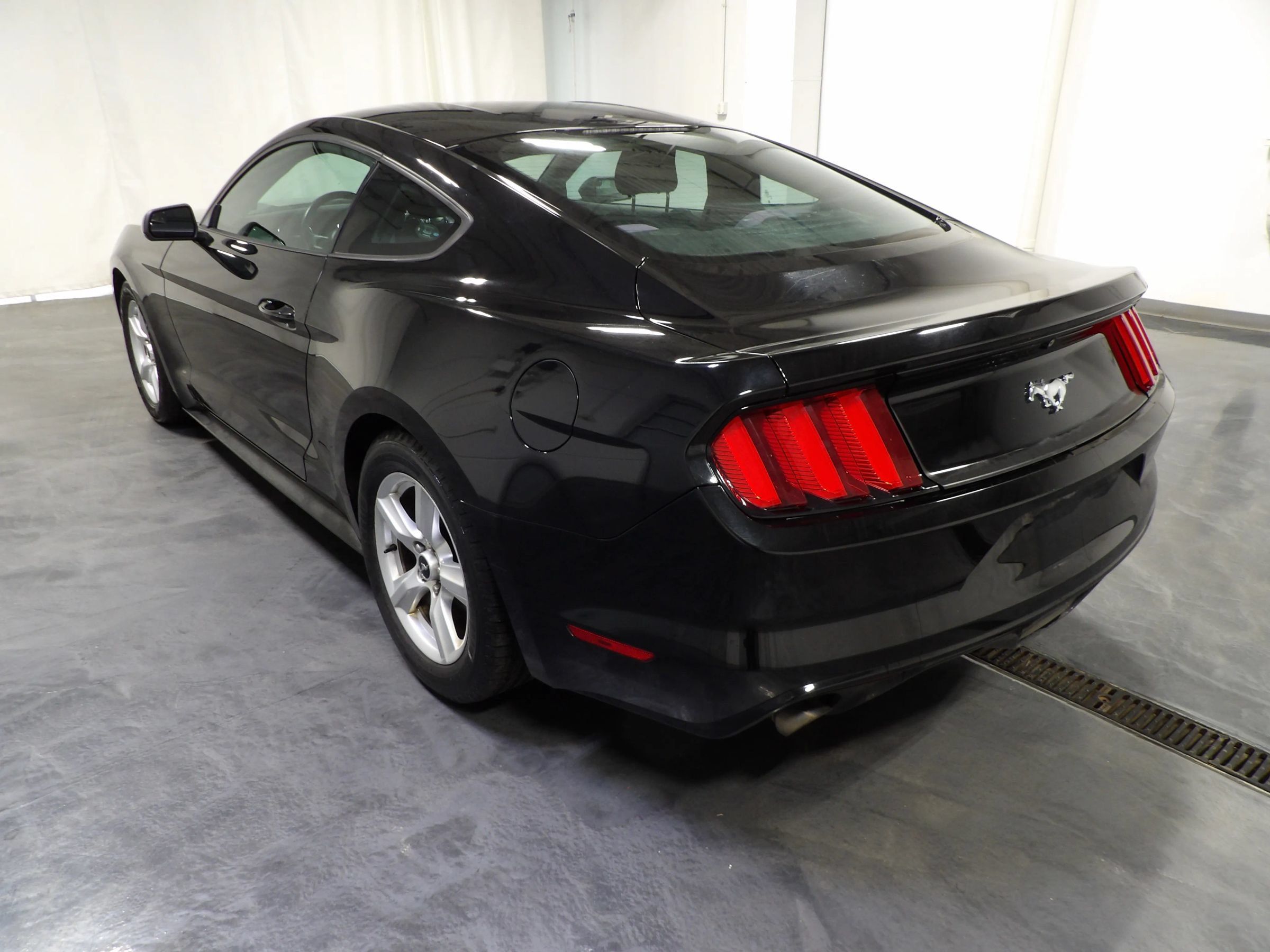 Used 2015 Ford Mustang Coupe RWD image 6