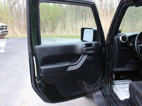 Used 2011 Jeep Wrangler Sahara w/ Connectivity Group AWD/4WD image 14