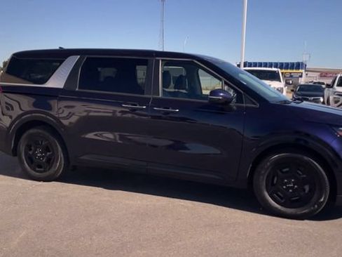 Used 2026 Kia Carnival FWD image 3