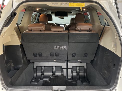 Used 2020 Toyota Sienna Limited Premium image 34