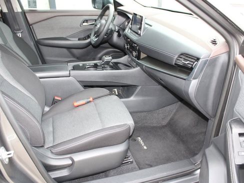 Used 2022 Nissan Rogue SV image 16