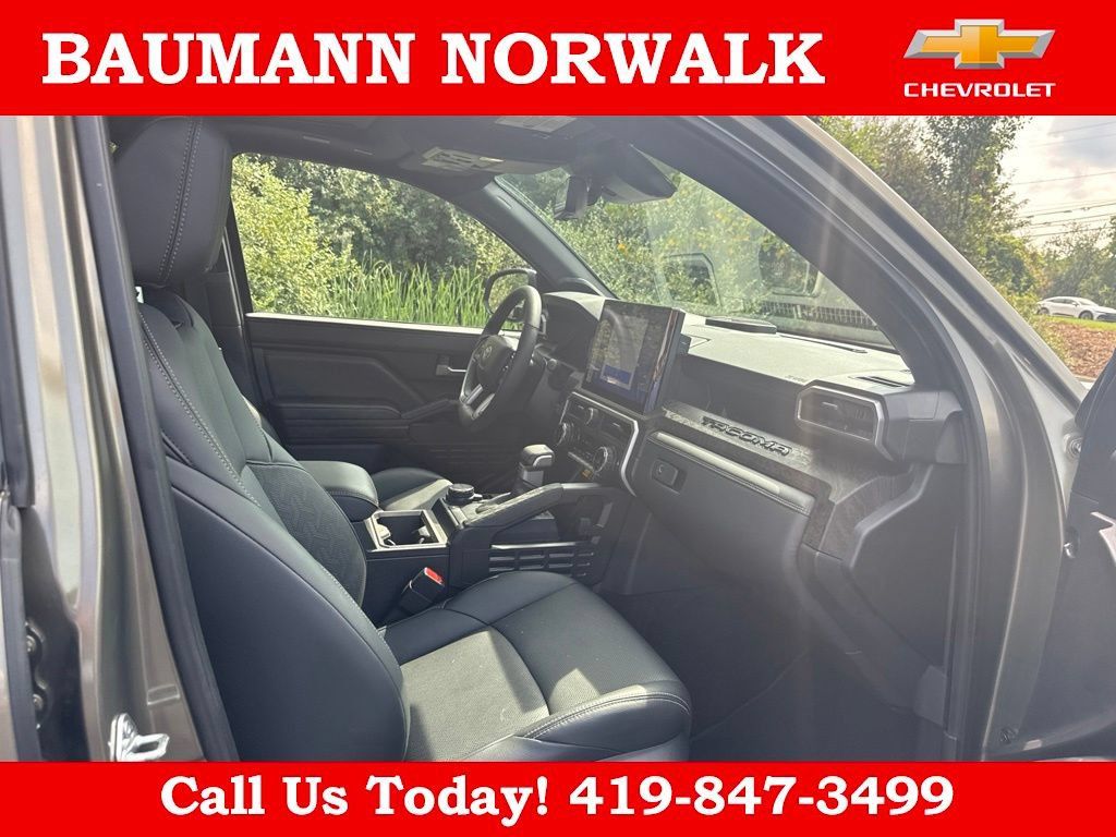 Used 2025 Toyota Tacoma Limited AWD/4WD image 44
