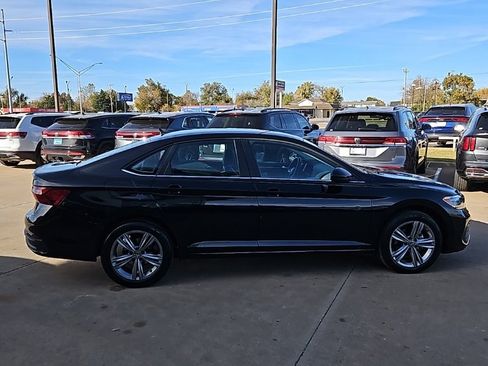 Used 2024 Volkswagen Jetta SE image 4