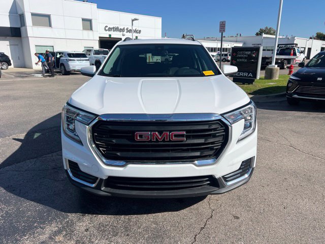 Used 2023 GMC Terrain SLE w/ Driver Convenience Package FWD image 2