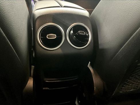 Used 2022 Mercedes-Benz GLB 250 image 32