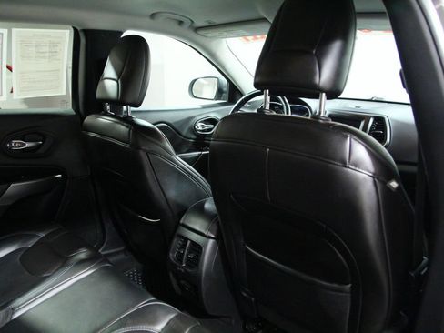 Used 2019 Jeep Cherokee Latitude Plus w/ Cold Weather Group AWD/4WD image 23
