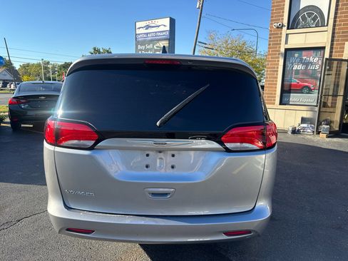 Used 2021 Chrysler Voyager LX image 3
