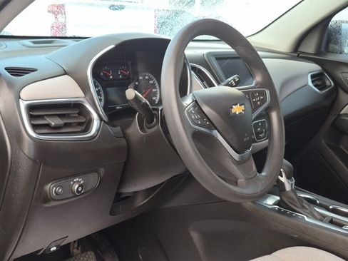 Used 2022 Chevrolet Equinox LS FWD image 2