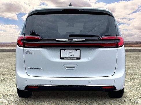 Used 2024 Chrysler Pacifica Touring-L FWD image 6