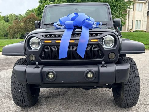 Used 2014 Jeep Wrangler Unlimited Sahara w/ Dual Top Group AWD/4WD image 7