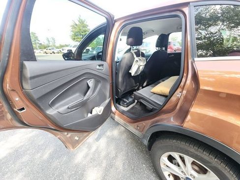 Used 2017 Ford Escape SE w/ SE Cold Weather Package FWD image 17