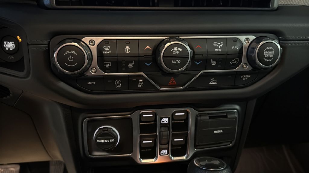 Used 2025 Jeep Wrangler Unlimited Sahara AWD/4WD image 30