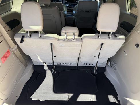 Used 2021 Chrysler Pacifica Touring-L image 15