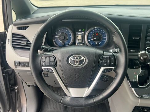 Used 2019 Toyota Sienna XLE Premium w/ Carpet Mat Package FWD image 17