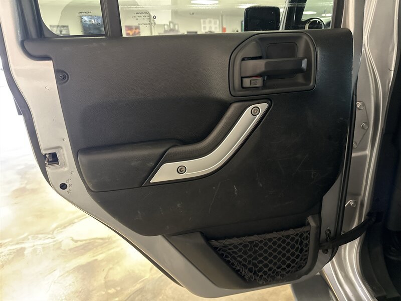 Used 2018 Jeep Wrangler Unlimited Sahara AWD/4WD image 31