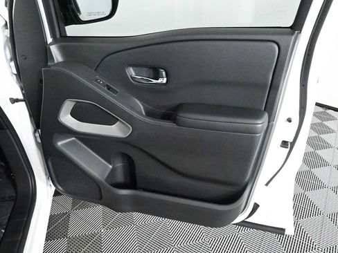 Used 2025 Nissan Frontier SV RWD image 9