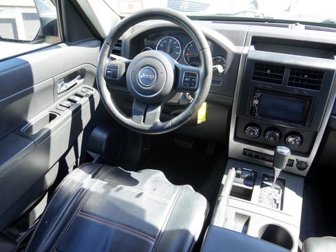 Used 2011 Jeep Liberty Sport image 13