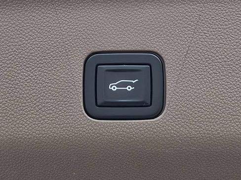 Used 2022 GMC Yukon XL Denali w/ Advanced Technology Package AWD/4WD image 32