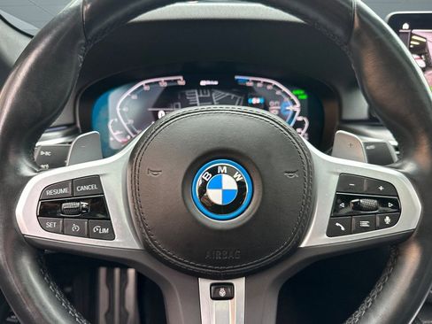 Used 2022 BMW 530e w/ Premium Package image 16