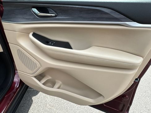 Used 2025 Jeep Grand Cherokee Limited w/ Black Appearance Package image 17