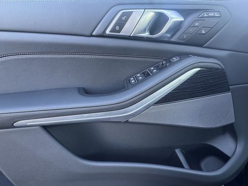 Used 2026 BMW X7 M60i w/ Climate Comfort Package image 16
