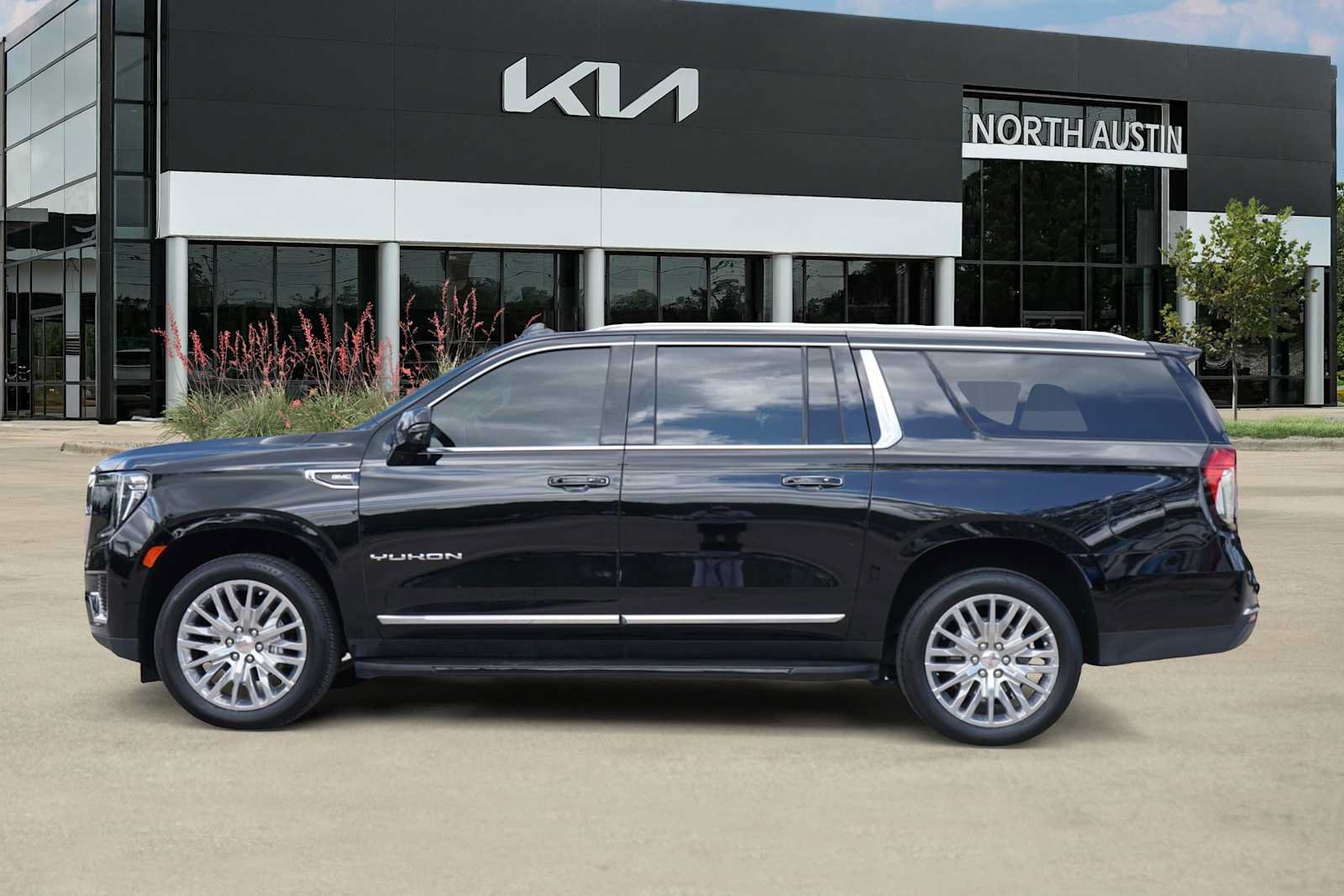 Used 2024 GMC Yukon XL SLT w/ SLT Premium Package AWD/4WD image 3
