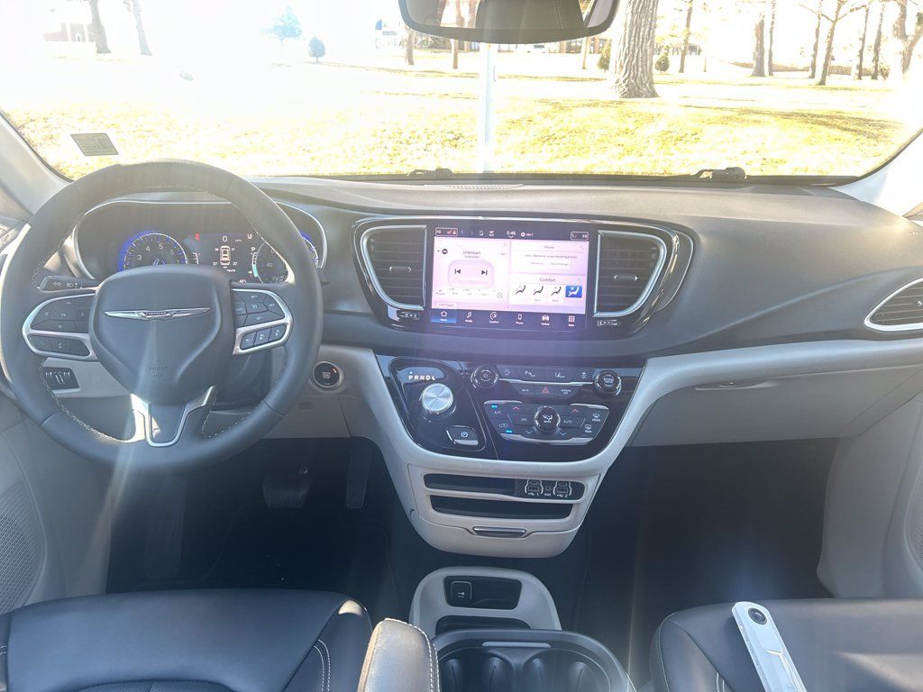 Used 2024 Chrysler Pacifica Touring-L FWD image 13