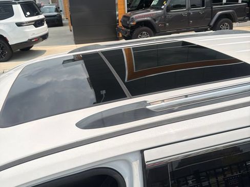 Used 2020 Jeep Grand Cherokee Overland AWD/4WD image 7