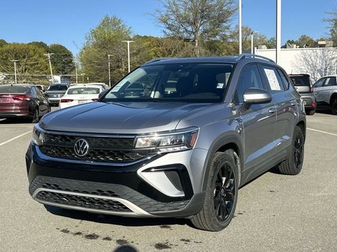 Certified 2022 Volkswagen Taos SE w/ Panoramic Sunroof Package image 1