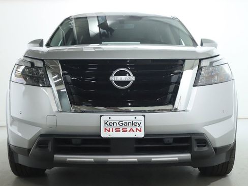Certified 2025 Nissan Pathfinder SL image 6