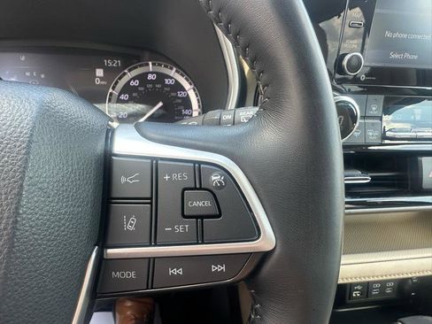 Used 2022 Toyota Highlander XLE image 11