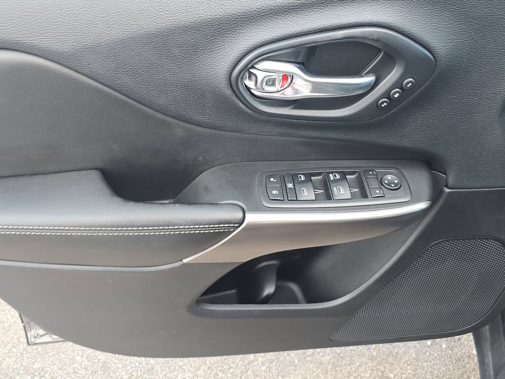 Used 2019 Jeep Cherokee Limited FWD image 18