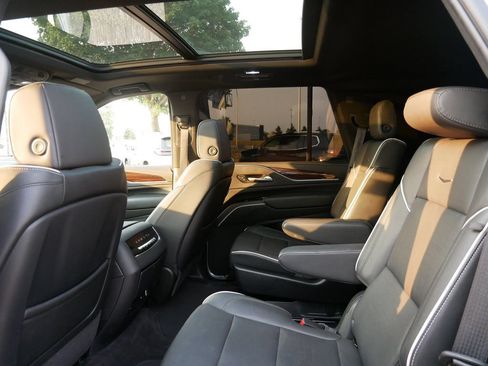 Used 2023 Cadillac Escalade Premium Luxury w/ Performance Package AWD/4WD image 10