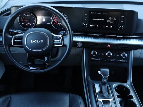 Used 2024 Kia Carnival LX image 13