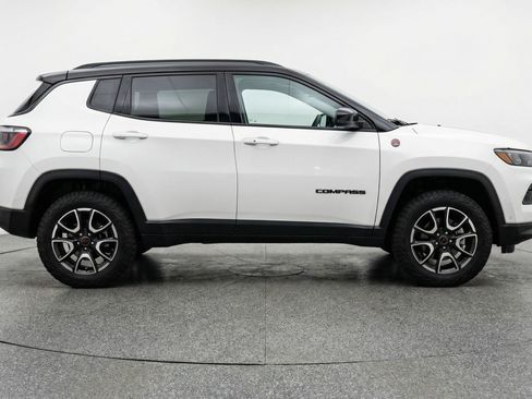 Used 2025 Jeep Compass Trailhawk image 11