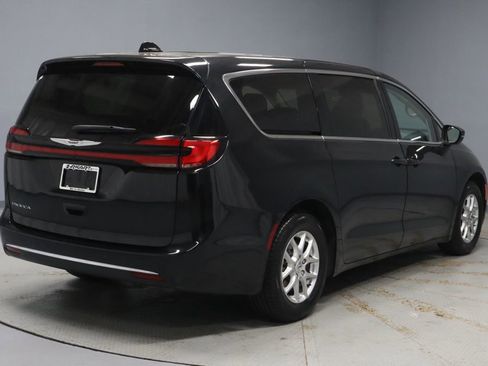 Used 2023 Chrysler Pacifica Touring-L FWD image 11