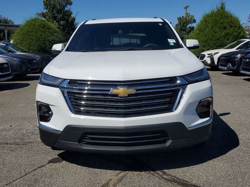 Used 2023 Chevrolet Traverse LT image 2
