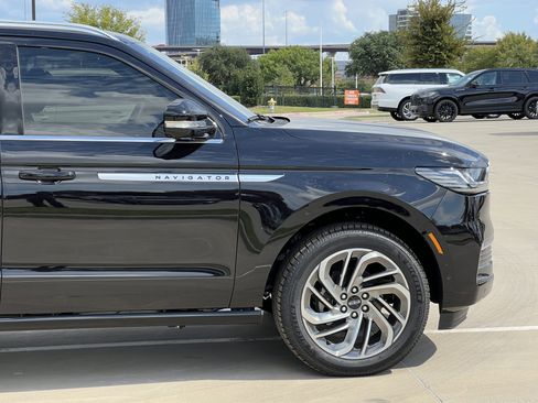 New 2025 Lincoln Navigator Reserve image 12