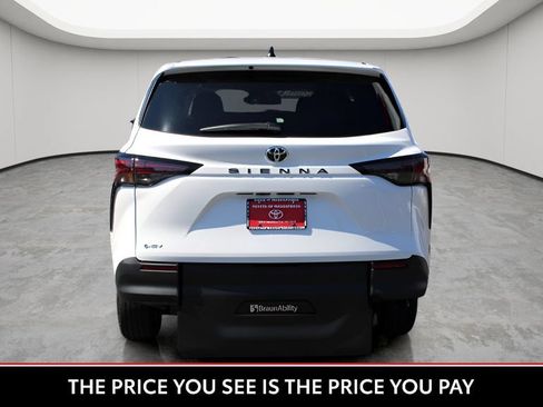 Used 2026 Toyota Sienna LE FWD image 5