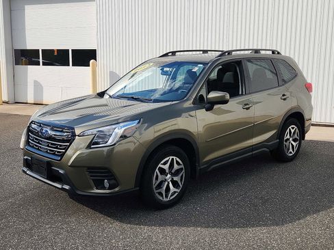 Used 2023 Subaru Forester Premium AWD/4WD image 3