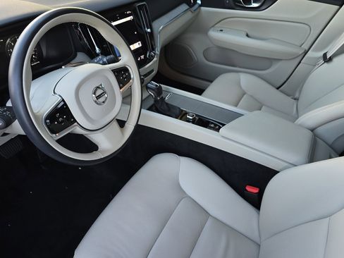 Used 2022 Volvo V60 T5 Cross Country w/ Advanced Package image 9