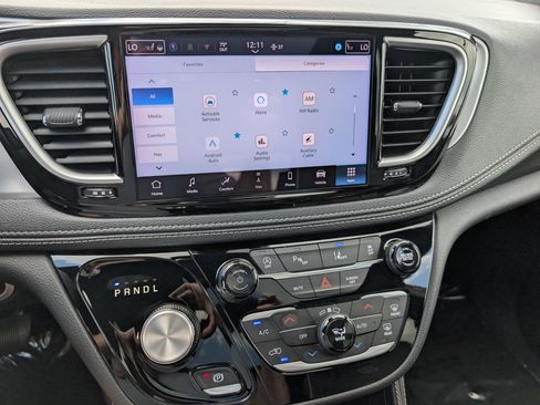 Used 2025 Chrysler Pacifica Limited FWD image 29