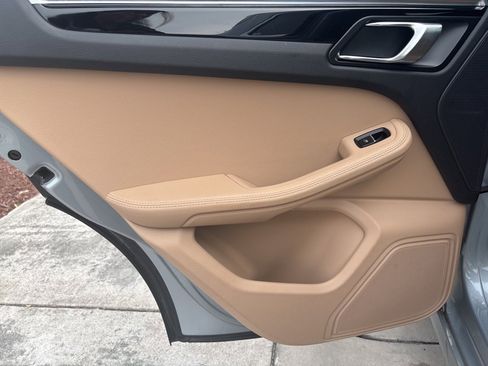 Used 2021 Porsche Macan image 17