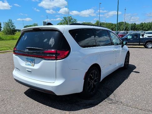 Used 2024 Chrysler Pacifica Touring-L w/ S Appearance Package FWD image 7